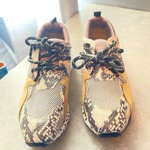 Steve Madden sneakers, sz 7, excellent condition